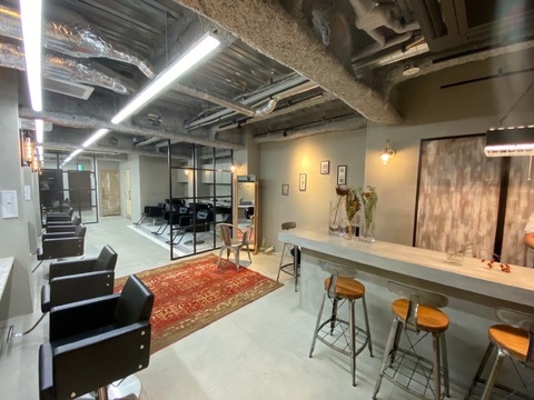 【新宿】◆社会保険完備・入客チャンス多数・選べる雇用形態◆他サロンはもちろんのこと、他業種よりも高収入を実現できる！美容師の地位向上を掲げるサロンです！自分だけの強みを作れる「Ameri 新宿（アメリシンジュク）」からスタイリスト（美容師）の求人☆★