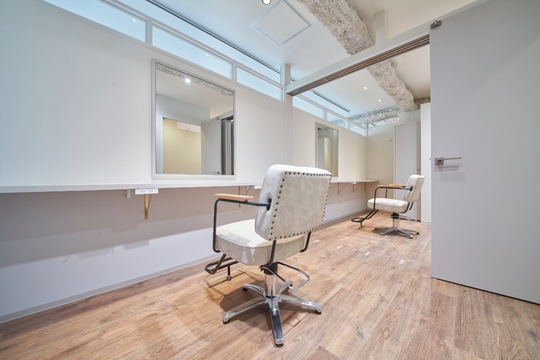 【梅田】≪髪質改善メニュー多数！≫≪客単価1万円以上≫≪社会保険完備≫≪土日休みもOK≫≪最短2年でスタイリストデビュー≫幅広い薬剤を使用可能！美容師の地位向上を掲げ、東京の人気店が関西初上陸！「alotta梅田茶屋町（アロッタウメダチャヤマチ）」からアシスタント（美容師）の求人☆★