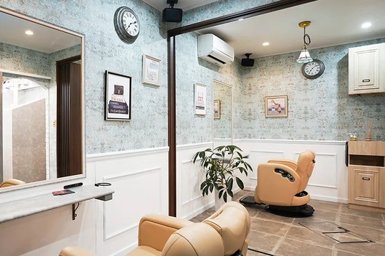 【南町田グランベリーパーク】 保障給あり  完全マンツーマン  独立支援制度あり 住宅地に佇む地域に愛されるヘアサロン★完全歩合制 フリー44％／指名55％還元 により平均月収35万円以上!!!土日休みなどプライベート重視もOK★Anphi 南町田（アンフィミナミマチダ）からスタイリスト（美容師）の求人★☆