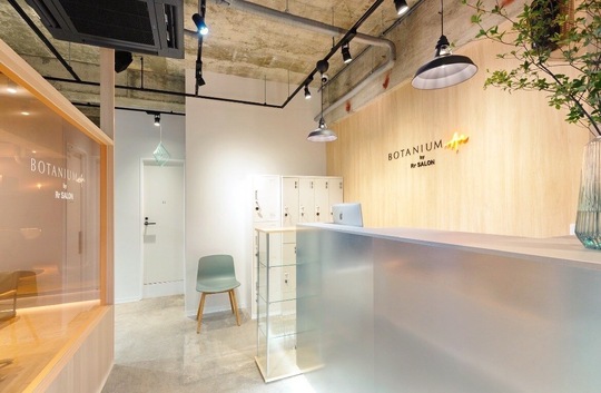 【安城駅】◆月最大40万円保証あり・土日休み可能◆TVやSNSでも話題のオリジナルトリートメントが人気！平均12000〜15000円の単価で数をこなさなくても稼げるサロンです！自身の価値を高めて、長く活躍できるサロン「BOTANIUM.An by Rr SALON（ボタニウムドットアンバイアールサロン）」からスタイリスト（美容師）の求人★☆