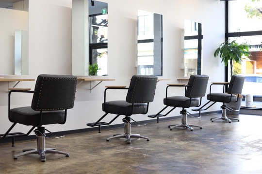 【北長瀬】≪社会保険完備≫≪土日休みどちらか相談可能≫≪平均月給30万円≫≪社内独立OK≫平均月給30～50万円以上を目指せる！実力派スタイリストが多数在籍、外部講習などスキルアップサポートがある環境！ヘアサロン「sol（ソル）」からスタイリスト（美容師）の求人☆★