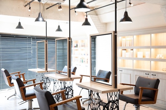 【松戸駅】最大月30万円の保障給あり！◆業務委託or正社員の選択可能◆週1日〜でもOK！幅広い薬剤のラインナップも魅力のポイント！あなたのライフスタイルに合わせて働いてもらえますRoots 松戸店（ルーツマツドテン）からスタイリスト（美容師）の求人☆★