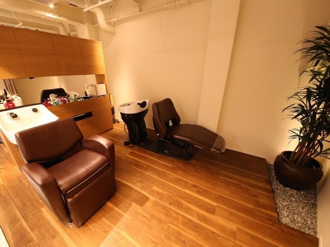 【長岡京】≪マシンを用いたフェイシャルマッサージ！≫≪平日のみでもOK≫≪勤務時間の相談もOK≫肌を通してお客様キレイに！美容室での施術の為髪型も自由です！BEE’Z 本店（ビーズ ホンテン）からエステティシャンの求人☆★☆