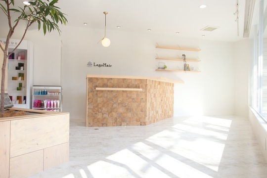 【近鉄富田林駅】≪月給21万円≫≪完全週休2日制≫≪有給休暇あり≫≪社会保険完備≫地域密着で展開する人気ヘアサロン！生涯美容師として活躍出来る環境を整え、人と人との繋がりを大切にする会社です！「Lego Hair 富田林店（レゴヘアートンダバヤシテン）」からアシスタント（美容師）の求人☆★