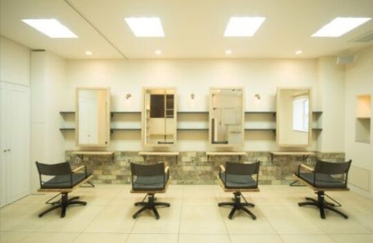 【今福鶴見】≪月8,9日休み！月給23万円スタート≫スタイリストのみなので、営業が終わればすぐ退社！仕事とプライベートを両立させやすい環境です！素材の良さにこだわるamp hair（アンプヘアー）からスタイリスト（美容師）の求人☆☆