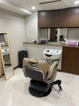 【箕面船場阪大前】≪週1日からOK≫時給制と日給制を選択可能！高級介護施設内にある1席のみのお店です！高単価で1人のお客様にゆったりと関われます。Wワークも大歓迎！平日のみなのでママさん理容師も大歓迎「山野愛子美容室 パークウェルステイト千里中央店（ヤマノアイコビヨウシツ パークウェルステイトセンリチュウオウテン）」から理容師（技術者）の求人★☆