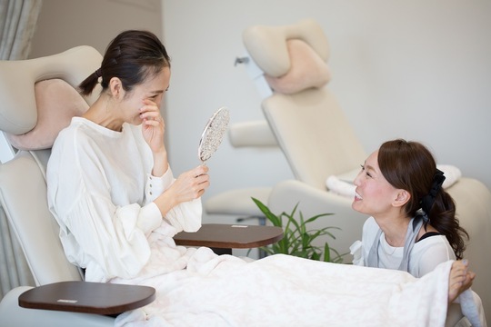 【京都駅】≪月給216500円～≫≪月8日休み≫≪月に1,2回土日休みOK≫≪1日4～6人の施術≫平均退社時間18:30ごろ！ゆとりのある施術時間で目の前のお客様を大切にしていけるサロン！売上ノルマや上下関係なし！「Flare premium lash 京都店（フレアプレミアムラッシュキョウトテン）」からアイリスト（アイデザイナー・まつげエクステ）の求人☆★☆