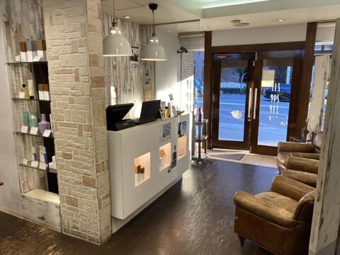 【谷町六丁目】≪月8,9日休み≫≪社会保険完備≫≪最短2年でデビュー可≫≪平均退社時間20時≫着付けも学べる環境あり！他店舗との交流も深く、様々なスタイリストから技術を学べる◎「ZIP（ジイップ）」からアシスタント（美容師）の求人☆★