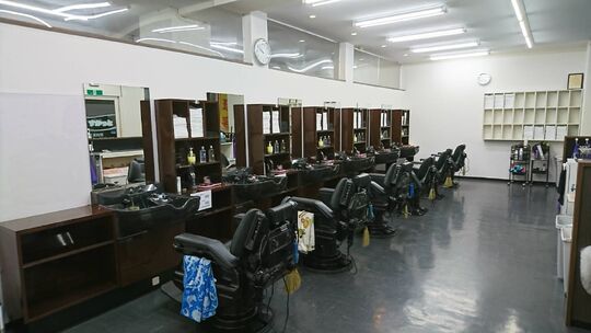 【西京極】≪完全週休2日制と月5日休みを選べる♪≫≪技術者28万円〜≫≪最短1年でデビュー可能≫≪営業時間内レッスン可能≫≪制服貸出あり≫平均退社が19時なので、プライベートの時間も確保しやすい☆すかっと 七条店（スカットシチジョウテン）から理容師（理容室）の求人★☆