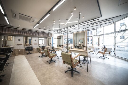 【小倉駅】≪平均月給47万円・ほぼ残業なし・社会保険完備・集客はサロンが実施≫20～40代を中心に幅広い世代のお客様がご来店！いろんなカラーが体験できます！働きやすく技術力もどんどん向上できるトータルビューティーサロン「THE bleach kokura 髪質改善特化型（ザブリーチコクラカミシツカイゼントッカガタ）」からスタイリスト（美容師）の求人★☆