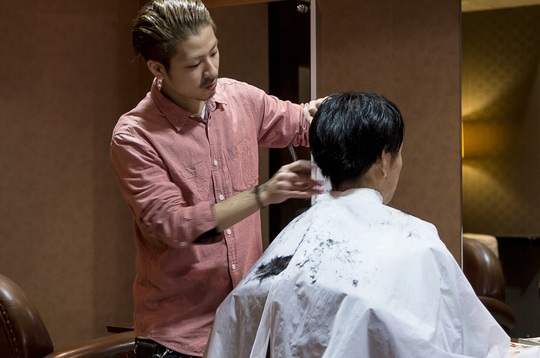 【天神南】≪社会保険完備・住宅手当あり・頑張り次第で早期スタイリストデビュー可能≫世代を問わず多くのお客様がご来店！！多くの仲間がいるので色々な技術を学ぶ事が出来る！！定番のスタイルはもちろん流行のスタイルも追求するプロの集団です！！メンズサロン「SHIFT Men's only salon 渡辺通店（シフトメンズオンリーサロンワタナベドオリ」からアシスタント（美容師・理容師）の求人☆★