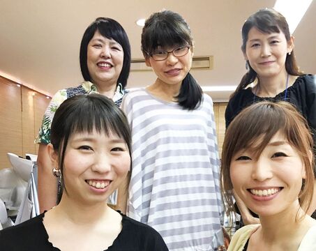 【西宮北口】≪月7,8日休み≫≪平均退社18：00≫≪新卒生最短1年でデビュー♪月給17万円スタート≫シャンプー,ブロー,ワインディングなどの基礎的な仕事ができれば月給25万円以上可能。１日平均１２〜３名のお客様とじっくり関われる環境が人気!!他では出来ない技術を学んで行けるアットホームサロン“美裸存美容室（ミラーゾーンビヨウシツ）”アシスタント（美容師）の求人☆☆