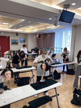 【伊勢佐木長者町】◆完全週休2日制・最短1年でのデビューを目指せる・着付けも学べる・有給休暇あり◆ヘアショーや撮影に興味がある方にもオススメ！地域密着の温かい雰囲気のサロンです！「NOB HAIR DESIGN マール伊勢佐木町店（ノブヘアーデザインマールイセザキチョウテン）」からアシスタント（美容師）の求人☆★☆