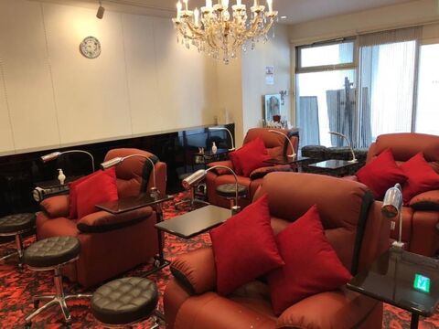 【千里中央】≪日曜定休≫≪社会保険完備≫≪19時まで勤務≫大人可愛いネイルサロン地域密着型でアットホームだから、女性が働きやすい雰囲気です！デザインアートを幅広く取り入れ、お洒落なお客様から大人気のサロン「PLUMERIA 千里中央店（プルメリアセンリチュウオウテン）」からネイリスト（ネイル）の求人★☆