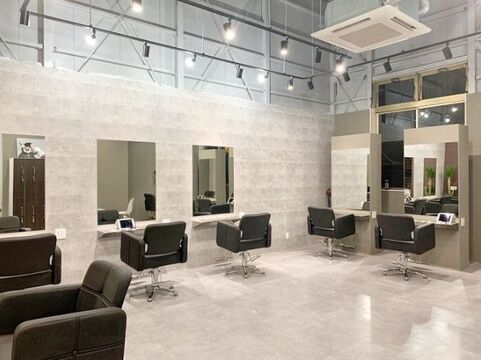 【四条烏丸】≪最短1年半でデビュー可能≫≪月8日休み≫≪土日休み相談可能≫≪社会保険完備≫レッスンはあなたのペースで進められるので無理なくスタイリストデビューが可能！営業時間内レッスンも出来る！「modern made（モダンメイド）」からアシスタント（美容師）の求人☆★