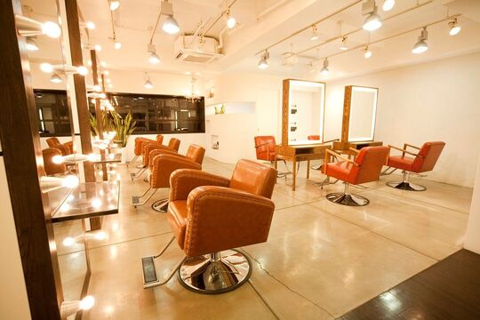 【堀江】≪予約に応じて20時までに退勤可能≫メディアや雑誌でのヘアメイク、ヘアショーへの参加もあり！サロンワークだけではなく様々な経験ができるサロン！撮影にも力を入れており、確かな技術があるスタッフが在籍しているので、ワンランク上の美容師を目指せます！vanify（バニフィー）からスタイリスト（美容師）の求人☆★