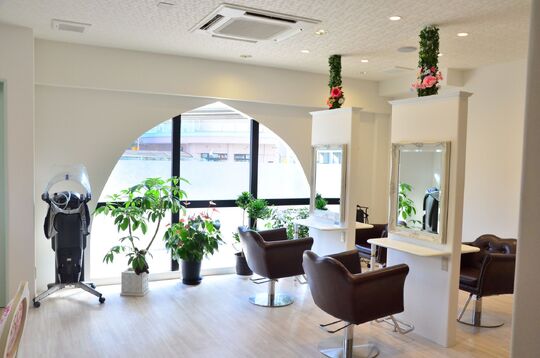 【川西能勢口】≪社会保険完備≫≪完全週休2日制≫入客チャンスも多いので働き甲斐◎清潔感のあるオシャレなお店で一緒に働いてみませんか 働きやすい待遇が揃った地域密着型アットホームサロン“LaLaLa（ラララ）”よりスタイリストの求人☆★☆