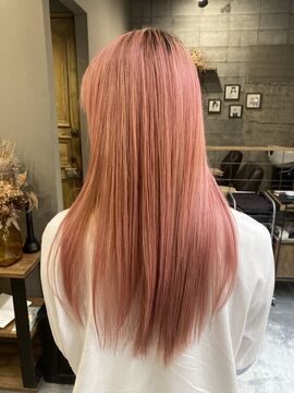 【大阪駅】≪高時給の1500円！！≫≪月給25～30万円≫≪月8,9日休み≫≪社会保険完備≫平均客単価10000円以上！一人で頑張るのではなくスタッフ皆で協力して売上を作っていくサロン！頑張った分はしっかりお給与に還元してもらえる！おしゃれが大好きで美容師を長く続けたい女性を応援するサロン！！「VECHIC（ベシック）」からスタイリスト（美容師）の求人☆☆