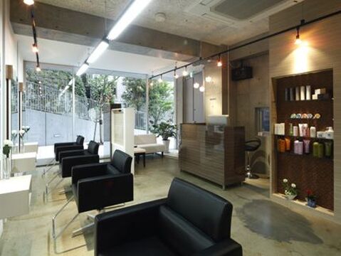 【桜坂】サロンワーク以外にもブライダル・ヘアセットの出張を行います★オーナーさんはセットの講師もしていて学べる環境のヘアサロン「hairmakeMANA（ヘアメイクマナ）」からJr.スタイリスト・スタイリスト（美容師）の求人☆☆