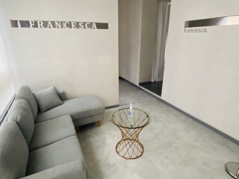 【梅田】≪未経験・通信生・新卒生歓迎≫≪デビューまで2年前後≫≪完全週休2日制≫≪社会保険完備≫≪土日休み・連休OK≫≪実働8時間≫落ち着いたプライベート空間での丁寧な施術が人気のサロン！スタッフが楽しく安心して働ける環境づくりをしています！充実のカリキュラムでしっかり技術を身に付けたい方必見！「francesca.（フランチェスカドット）」からアシスタント（美容師）の求人☆★