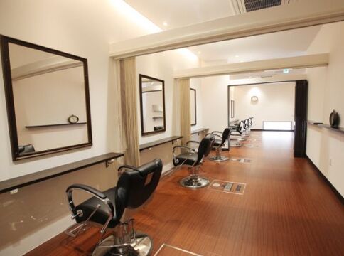 【大門】≪月8,9日休み≫≪最短2年でデビュー可能≫≪月給19万円〜≫≪社会保険完備≫≪託児所完備≫着付けやメイク、ネイルも学べる！20時までに退勤も可能！！充実した福利厚生で生涯働いていけるサロン作りを目指すサロンです！スタッフ同士が家族のような関係なのも魅力のポイント◎「arms cube（アームズキューブ）」からアシスタント（理容師・美容師）の求人☆★