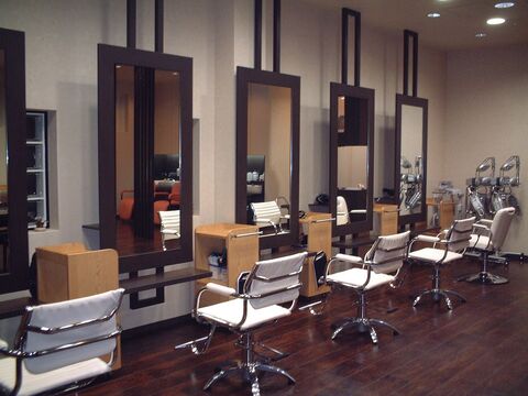 【東山】パートスタッフ大募集！！少しブランクがあるなど、そういった方も歓迎中！希望者はコンテストへの参加も可能です。幅広い世代から支持される地域密着型サロン「HAIR’S KURUS PLUS（ヘアーズクルスプラス）からアシスタント（美容師）の求人☆☆