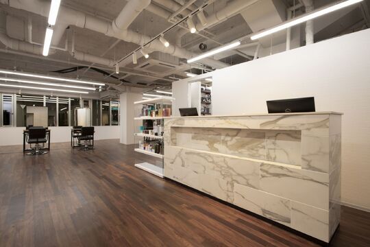 【岡山駅】≪高収入も狙える≫≪完全自由出勤≫≪抜群の入客力≫業務委託経験がない方でも大歓迎！自分らしく働けるサロン「GRAN LUSSO 岡山駅前店（グランルッソオカヤマエキマエ）」からスタイリスト（美容師）の求人☆★