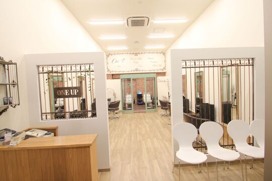 【瀬田】≪休日選択制≫≪賞与あり≫≪社会保険完備≫休日数や退社時間など、プライベートも大切にしていける環境です！リーズナブルな価格で、幅広い年齢層のお客様に愛される「ONE UP イオンモール草津店（ワンナップイオンモールクサツテン）」からスタイリスト（美容師）の求人☆★