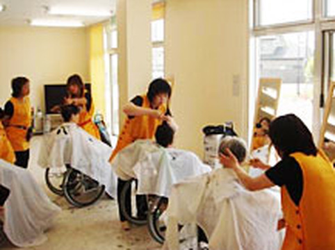 【摂津】女性が活躍する職場です！「サロンに行きたいのに行けない」そんな方をアナタの力でキレイに＆笑顔にして下さい♪週2日からOK！訪問理美容のパート・スタイリスト（美容師・理容師）の求人☆☆