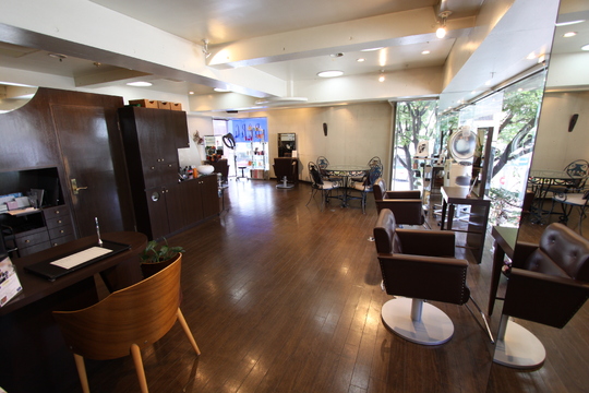 【苦楽園口】≪完全週休2日制／平均退社17時／掛持ち無しのマンツーマン接客／アメリカの姉妹店で活躍できる道も！≫お客様一人ひとりに寄り添った丁寧な技術、接客が人気！働きやすい環境が整った「B.C.B.G.（ベーセーベージェー）」からスタイリスト（美容師）の求人☆★