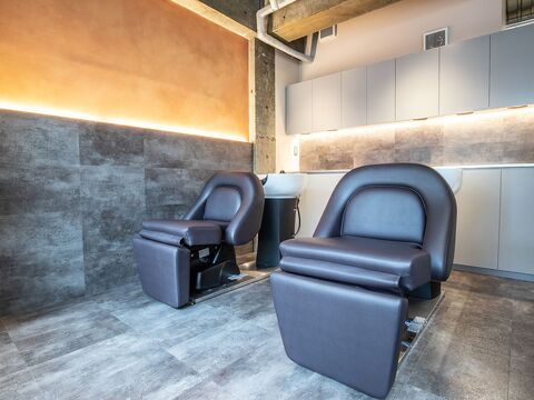 【大宮】 フリー40〜50％／指名47〜65％還元  保障給あり ≪20時までの勤務OK≫集客抜群！入客チャンスも多いので月収50万円以上の高収入も！トレンド感たっぷりの大人可愛いスタイルを提案するサロン「EIGHT 大宮店（エイトオオミヤテン）」からスタイリスト（美容師）の求人★☆