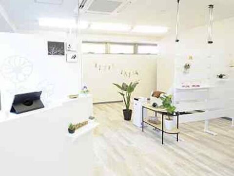 【南摂津】≪日祝定休≫≪自由出勤≫時短勤務やお休みの相談も柔軟に対応で、ママさんも働きやすい！頑張った分は歩合でしっかり還元！！スタッフが働きやすい環境を一番に考えた「clure（クルレ）」からアイリスト（まつげエクステ・まつげパーマ）の求人☆☆