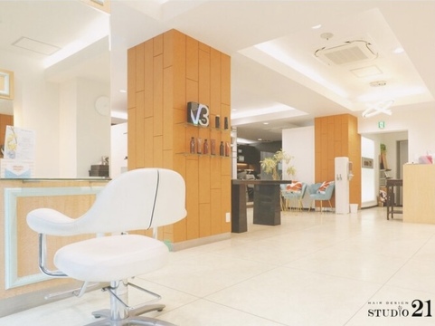 【目黒駅】≪営業時間内レッスンOK≫≪最短1年でデビュー可能≫≪住宅手当あり≫基本は営業時間内のレッスンオンリー！無理のないペースでスタイリストを目指すことができます！「STUDIO 21（スタジオニジュウイチ）」からアシスタント（美容師）の求人☆★