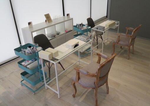 【南久留米駅】≪完全週休2日制・土日祝の希望休OK・完全歩合制も選択可能・社会保険完備≫お休みや福利厚生面が充実！働き方がえらべるのでひとつのサロンで長く勤続したい方にオススメ！トレンドを取り入れたスタイルやデザインカラーが人気のヘアサロン「LOVERIA KURUME（ラヴリアクルメ）」からスタイリスト（美容師）の求人☆★