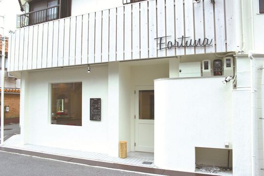 【岡町】≪完全週休2日制!!≫≪平均退社時間18時半≫≪月給20万円スタート≫≪デビューまで最短2年≫技術のみではなく接客など、美容師として必要なスキルをしっかり学んで行ける環境がGOOD!!技術力抜群のアットホームサロン“Fortuna（フォルトゥーナ）”からアシスタント（美容師）の求人★☆