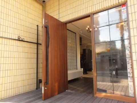 【阪神御影】≪月7日休み♪≫≪デビュー最短２年!!≫自分のペースでレッスンしながらしっかりと技術が身に付きます!!遅くまで残る事無くプライベートも充実可!!地域密着型サロン“Ric Hair（リック ヘアー）”からアシスタント（美容師）の求人☆★☆