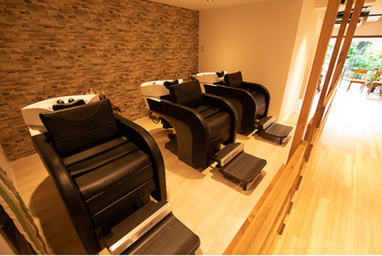 【吉祥寺】≪月8日休み≫≪社会保険完備≫≪有給休暇あり≫創業から歴史のある会社で、色々なキャリアアッププランをご提案できます！高単価でかつしっかりお客様に入客可能なサロン「Lino kichijoji（リノキチジョウジ）」からスタイリスト（美容師）の求人★☆