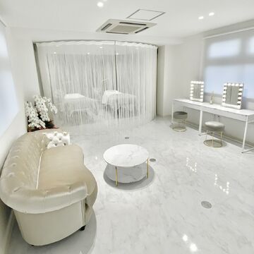 【心斎橋】≪正社員・パート・業務委託から選択OK≫≪完全週休2日制≫≪実働8時間≫≪ほぼ希望通りに休めます≫早番遅番制度なので、20時までに退勤もOK！またできない技術などがあれば指導もあるため安心！委託アイラッシュサロン「emu（エミュー）」からアイリスト（まつげエクステ・まつげパーマ・アイブロウ）の求人☆☆