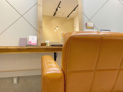 【名島駅】≪完全週休二日制・18:00〜18:30分ごろ退勤・住宅手当あり≫自分の時間を大切にしてお仕事できる環境です。マンツーマンでお客様に関わりお客様の髪を大切にするヘアサロン「琥珀（コハク）」からスタイリスト（美容師）の求人☆★☆