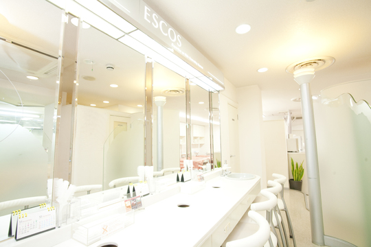 【豊中】≪産休育休取得実績あり≫≪社会保険完備≫≪月9日休み≫≪未経験・新卒生OK≫外部講習・セミナーなど学べる環境が充実しているため、安心して技術習得ができますよ！美容に興味がある方大歓迎！「ESCOS 豊中店（エスコストヨナカテン）」からエステティシャンの求人☆☆