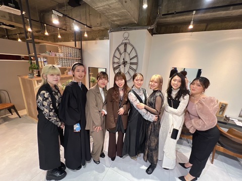 【京橋】≪社会保険完備＆有給休暇あり≫1年半での早期デビューも可能！カラー講師として活躍するオーナーの下でしっかり学べます。「Neale.（ニール）」からアシスタント（美容師）の求人☆★☆