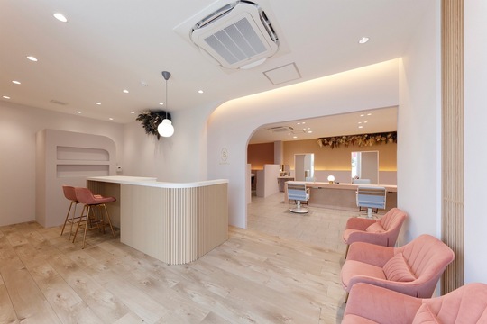 【和泉中央】≪月給20万円以上≫≪18時営業終了≫≪日曜日休み&3連休&有給休暇あり≫≪社会保険完備≫まつ毛パーマ&アイブロウを併設するオシャレなヘアサロン！充実した教育体制が整いトップスタイリストを目指せます！「Rosier Bleu（ロジェブルー）」からアシスタント（美容師）の求人☆★☆