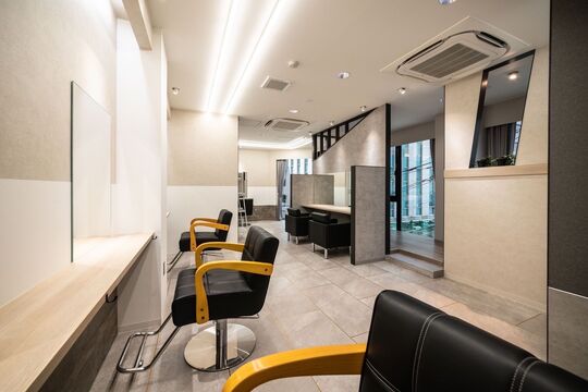 【博多駅】≪働き方の選択可能・社会保険完備・入客チャンスあり≫エリアトップクラスの集客なので高収入を狙えます！！正社員もOKなので安定してお仕事したい方にもオススメ！！業務委託は最低保証があるので初めての業務委託サロンでも安心してお仕事できる若いお客様に大人気の「GiseL 博多（ジゼルハカタ）」からスタイリスト（美容師）の求人☆★