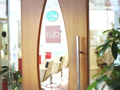 【桃谷】≪自動シャンプーで手荒れ腰痛対策ばっちり≫≪賞与3回あり≫≪完全週休2日制≫≪社会保険完備≫≪平均退社20時≫50年近い歴史ある美容室なので太い顧客層があり入社後すぐに入客可能！ブランクのある方も歓迎◎「hair make rub 桃谷店（ヘアーメイクラブモモダニテン）」からスタイリスト（美容師）の求人☆★☆