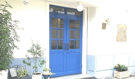 【塚口】≪社会保険完備≫努力次第で2年でスタイリストデビューができる環境！撮影などクリエイティブな活動にも関われるので興味のある方にはオススメ！西洋のカフェのようなプライベートサロン「fino（フィーノ）」からアシスタント（美容師）の求人☆★