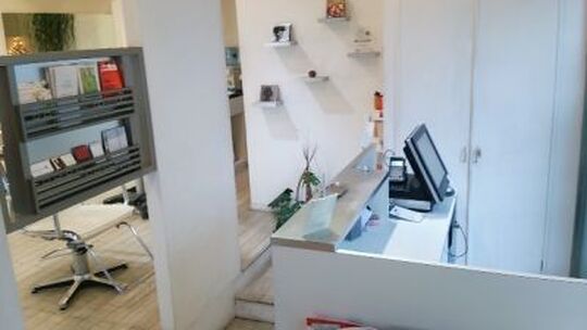 【川西能勢口】≪月給23万円スタート／パート時給1150円！≫≪社会保険完備≫条件抜群！長く働ける条件が整ったアットホームサロン！お客さまと密に関われるので、働きがいも抜群です！“tural~in su（アチュラル）”からスタイリスト（美容師）の求人☆★