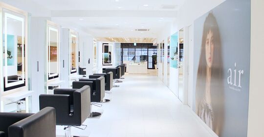 【心斎橋】≪TVや雑誌などの現場でヘアメイクアップアップアーティストとして活躍する機会もあり≫≪社会保険完備≫セミナー講師や商品開発、メディアへの出演、ボランティア活動など幅広く活動していけますよ！最高品質のサービスと技術を学べる！「AIR 大阪（エアーオオサカ）」からスタイリスト（美容師）の求人☆★