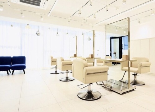 【明治神宮前】≪アカデミーでレッスン≫≪最短1年3カ月でデビュー可能≫教育にも注力している高単価サロン！ハイレベルな技術を学べる環境です！「&STORIES（アンドストーリーズ）」からのアシスタント（美容師）の求人☆★