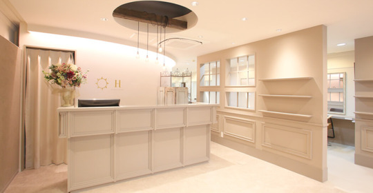 【扇町】◆完全週休2日制◆社会保険完備◆営業時間内レッスンOK◆自分のペースで着実に成長できる環境がバッチリ整っています！スタッフさん想いの温かいサロン「H 天神橋店（エイチテンジンバシテン）」からアシスタント（美容師）の求人☆★☆