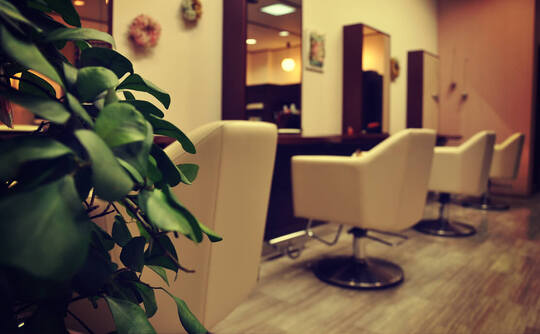 【西鉄新栄町駅】≪営業中レッスンOK・駐車場完備・社会保険完備・20時迄の退勤可能・月休8,9日≫トータルビューティーで幅広い技術が学べます。福利厚生を充実して長くお仕事できる環境のヘアサロン「Radio 本店（ラジオホンテン）」からアシスタント（美容師）の求人★☆